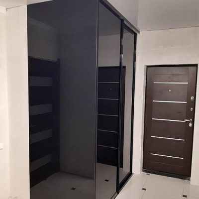 Черный двухдверный шкаф в спальню