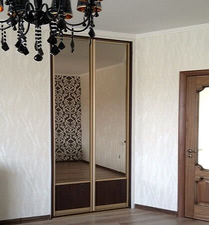 Встроенный 2-х дверный шкаф с распашными дверями